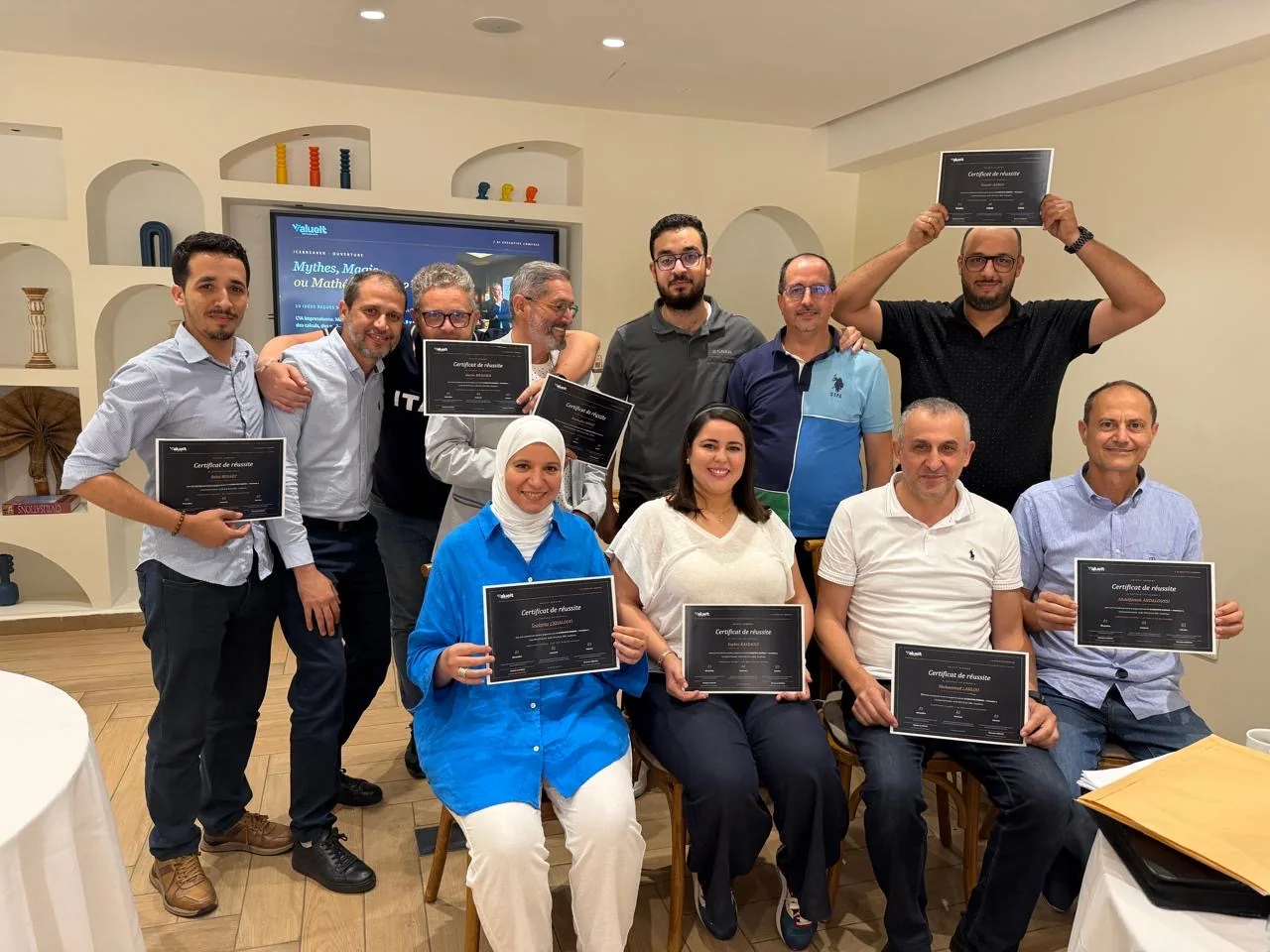 Les 9 dirigeants de la première édition d'AI Executive Compass avec leur certificat, aux côtés des formateurs, Casablanca, juin 2026